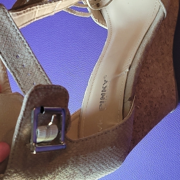 𝅺VIA Pinky Fringe Wedge 🥰 - Picture 4 of 7